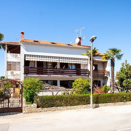 Apartament Nola By Rent Istria